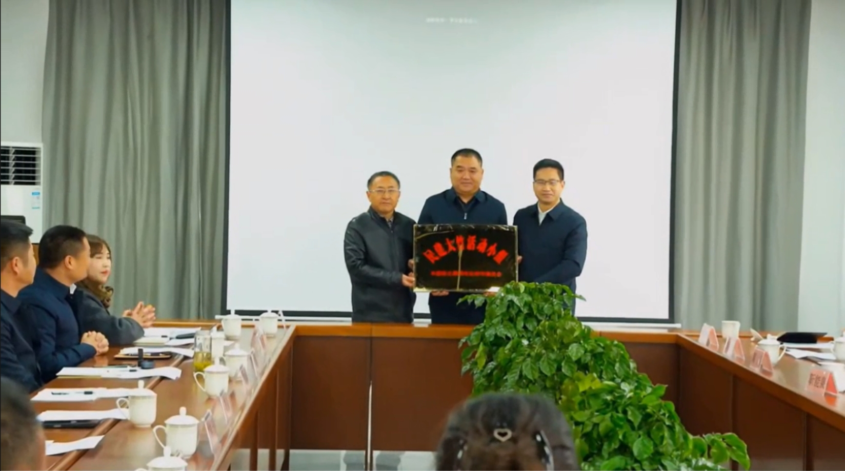 民建大竹活动小组12月16日在图拉香授牌成立